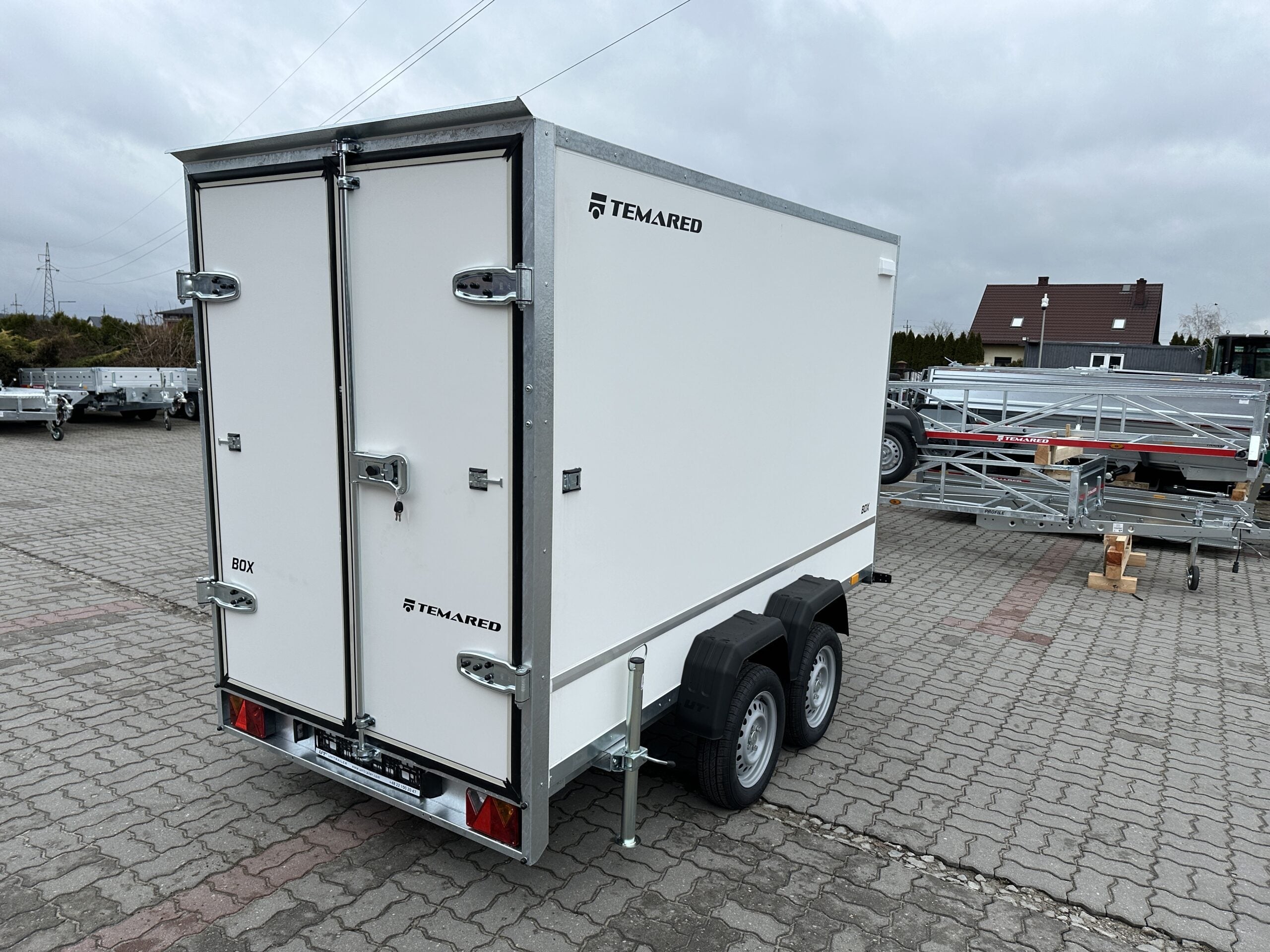 IMG_8478-scaled-1.jpg Temared Kofferanhänger Furgon Box 3015/2 Tandem, 750 kg – Image 1