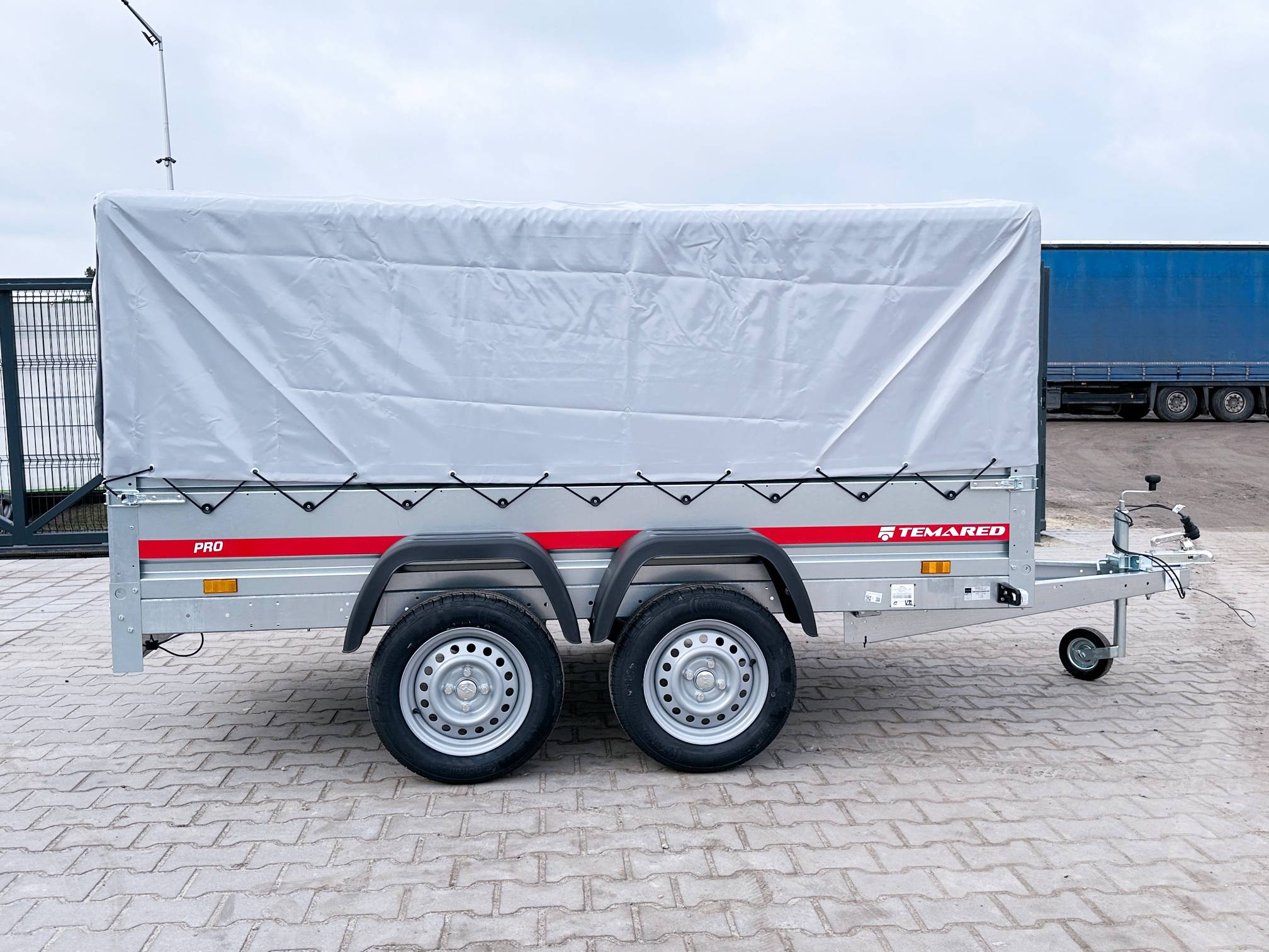temared_pro2612_plandeka80cm_2.jpg Temared Tandem-PKW-Anhänger PRO 2612/2 mit Plane, 300–750 kg – Image 1